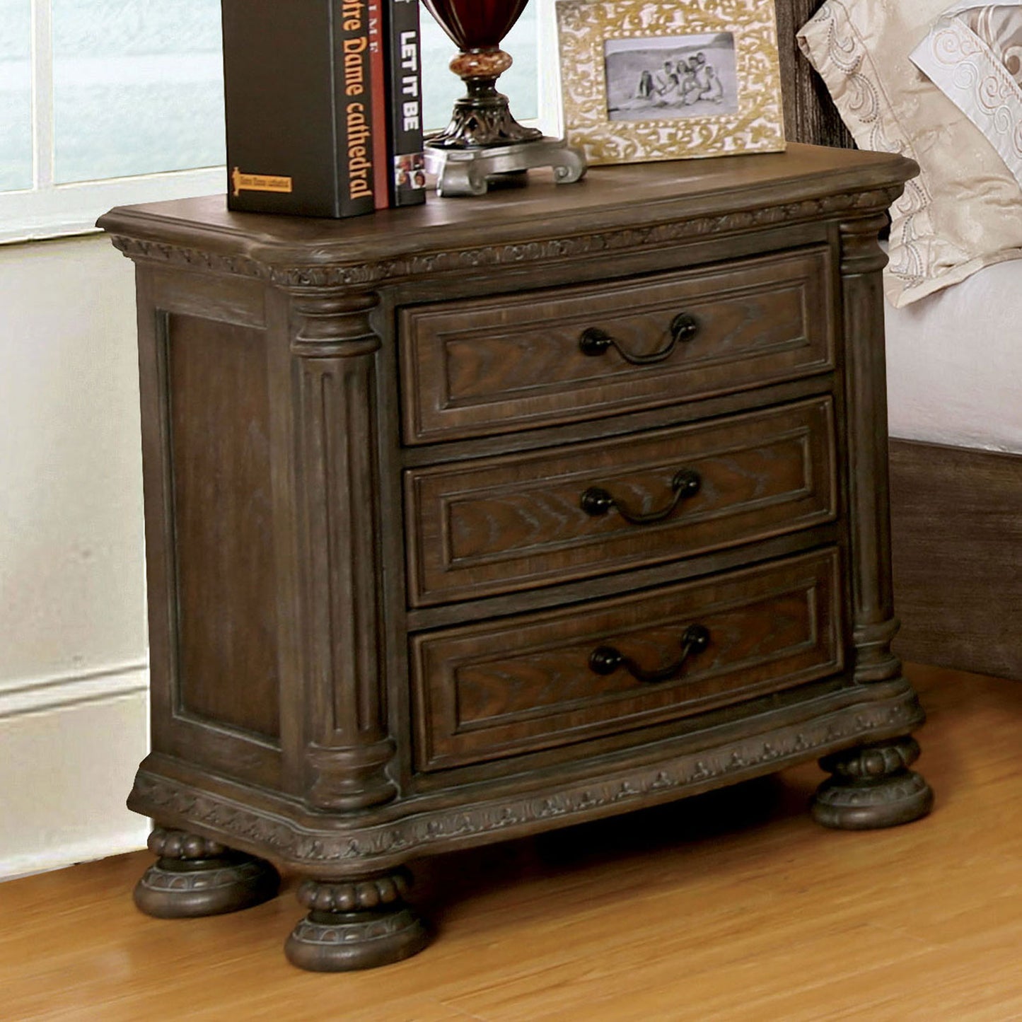 TREATLIFE HOME Traditional Rustic Natural Finish Solid Wood Nightstand with 3 Drawers and Bronze Hanging Pulls for Bedroom