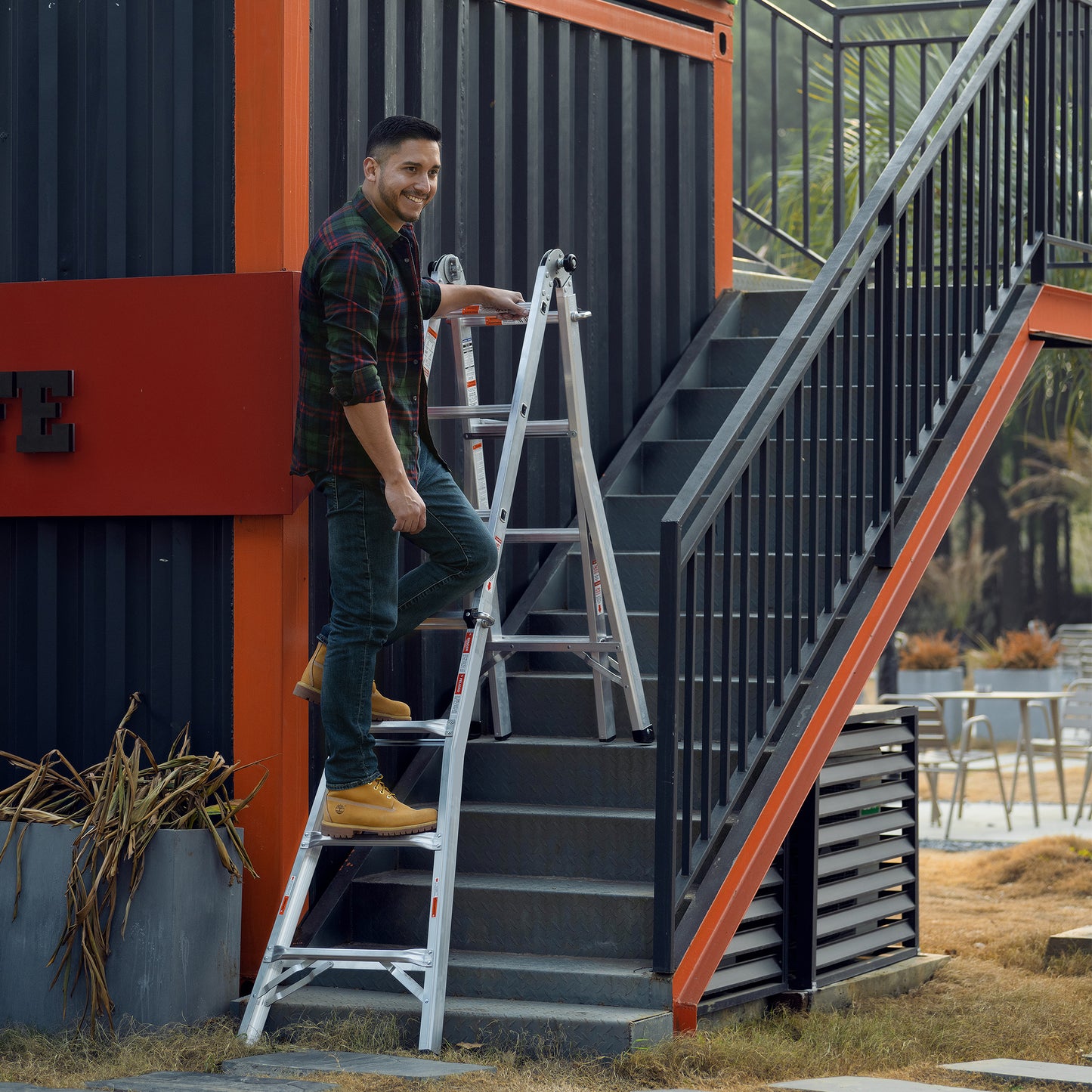 Lightweight aluminum multipurpose ladder with sturdy construction for home use