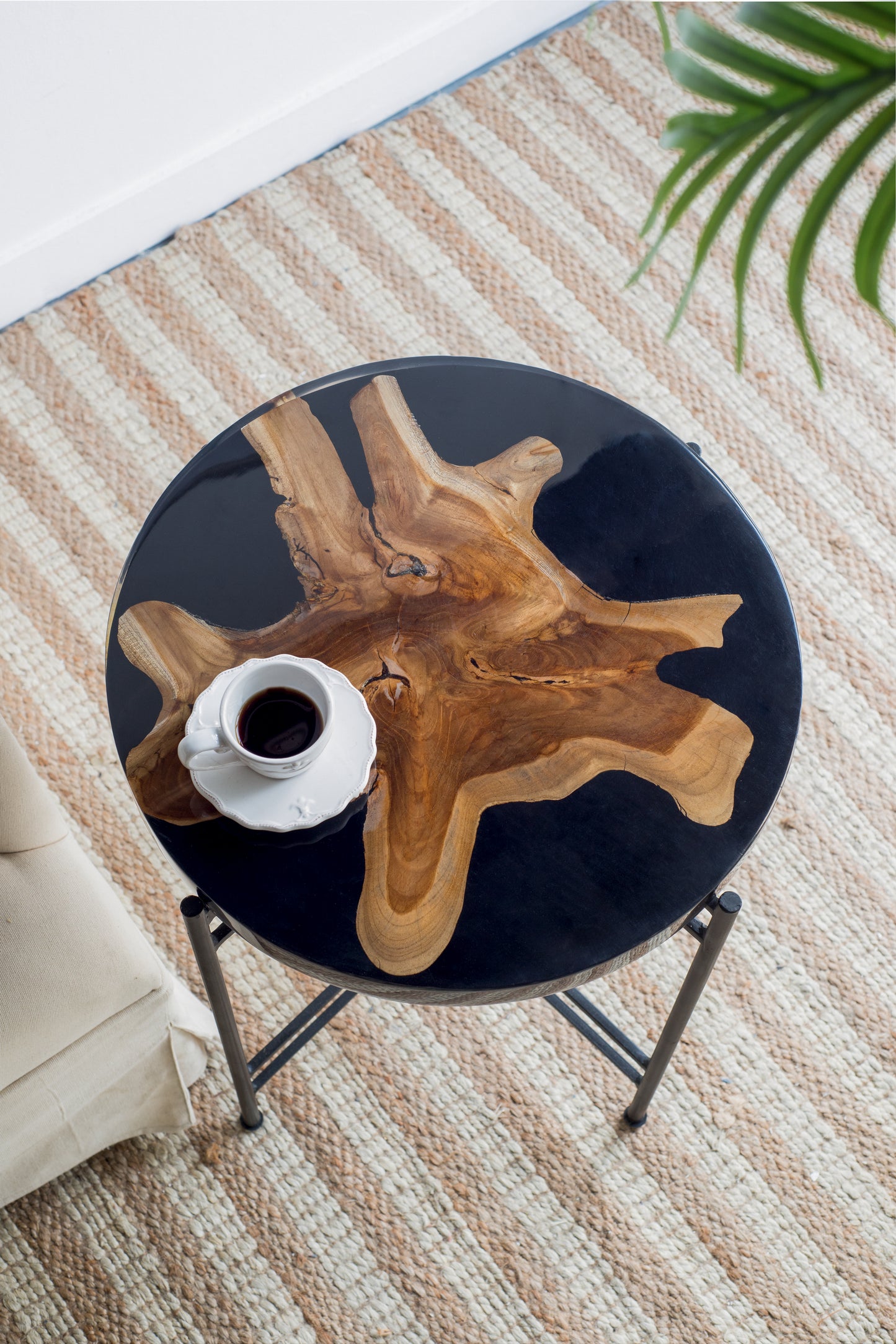 Round coffee table with natural wood inlay and black resin top metal legs