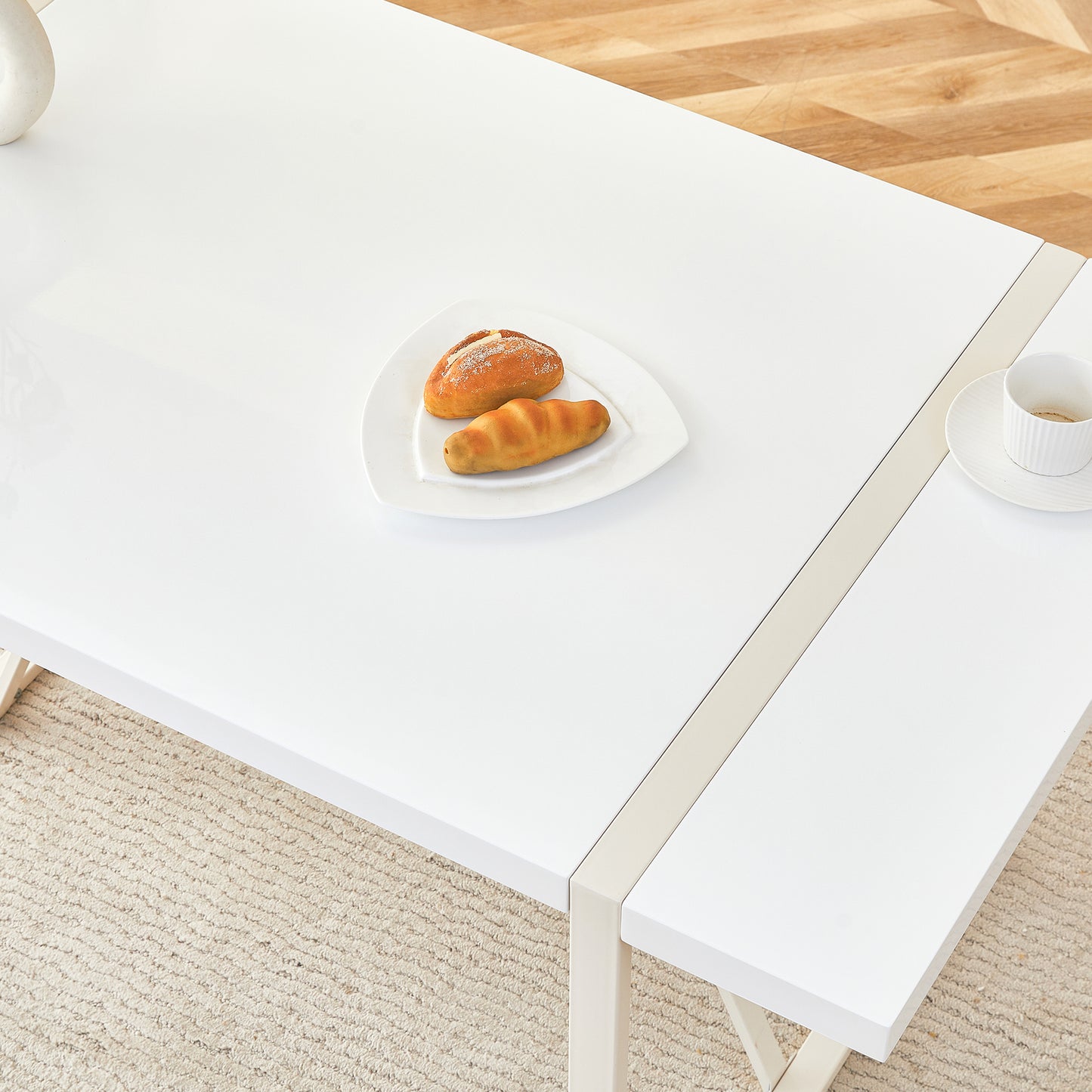 White lacquered dining table with extension