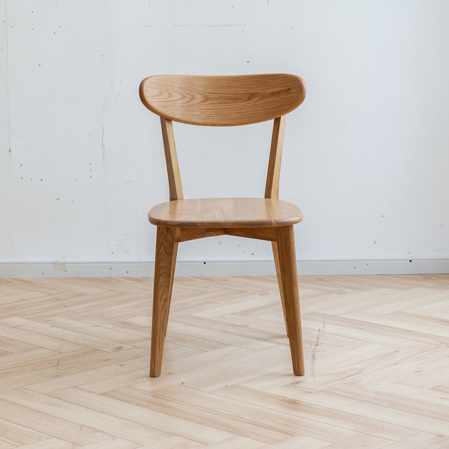 Natural oak dining chair with curved seat and backrest