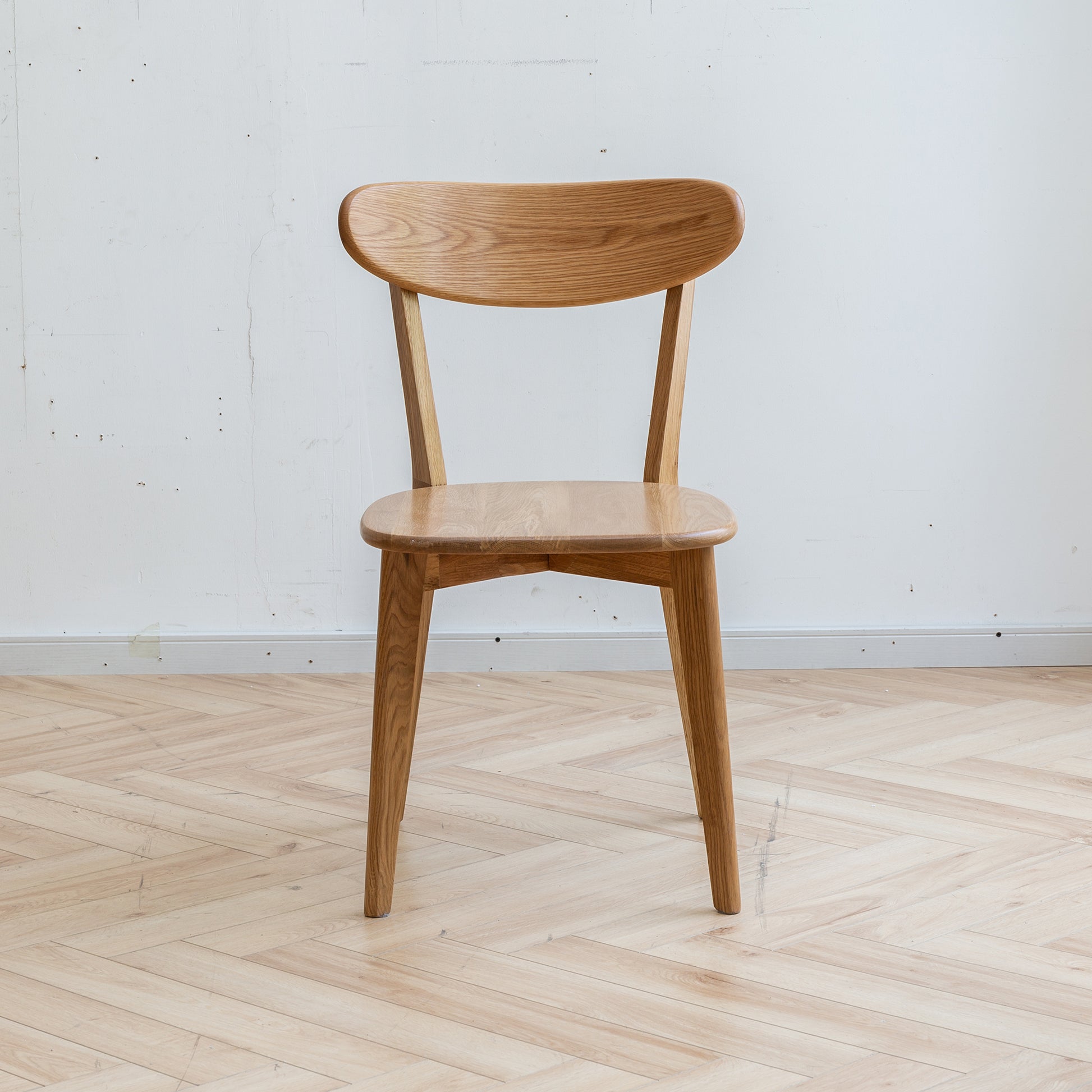 Natural oak dining chair with curved seat and backrest