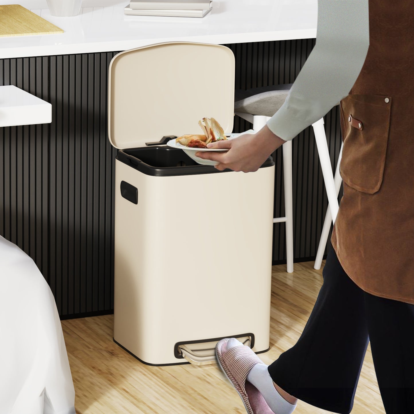 Cream pedal trash can with softclose lid