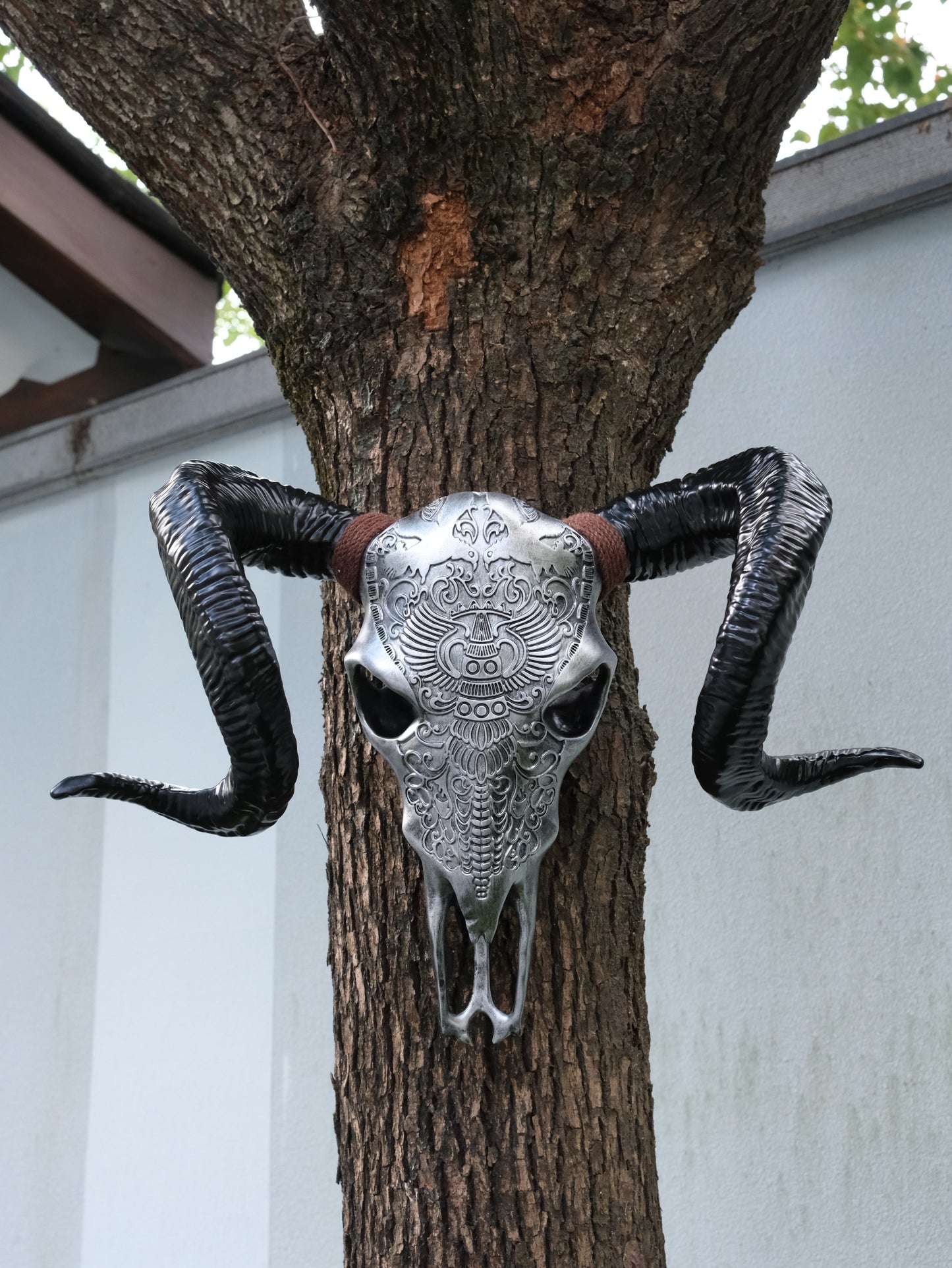 Silver tribal bull skull wall decor with black horns