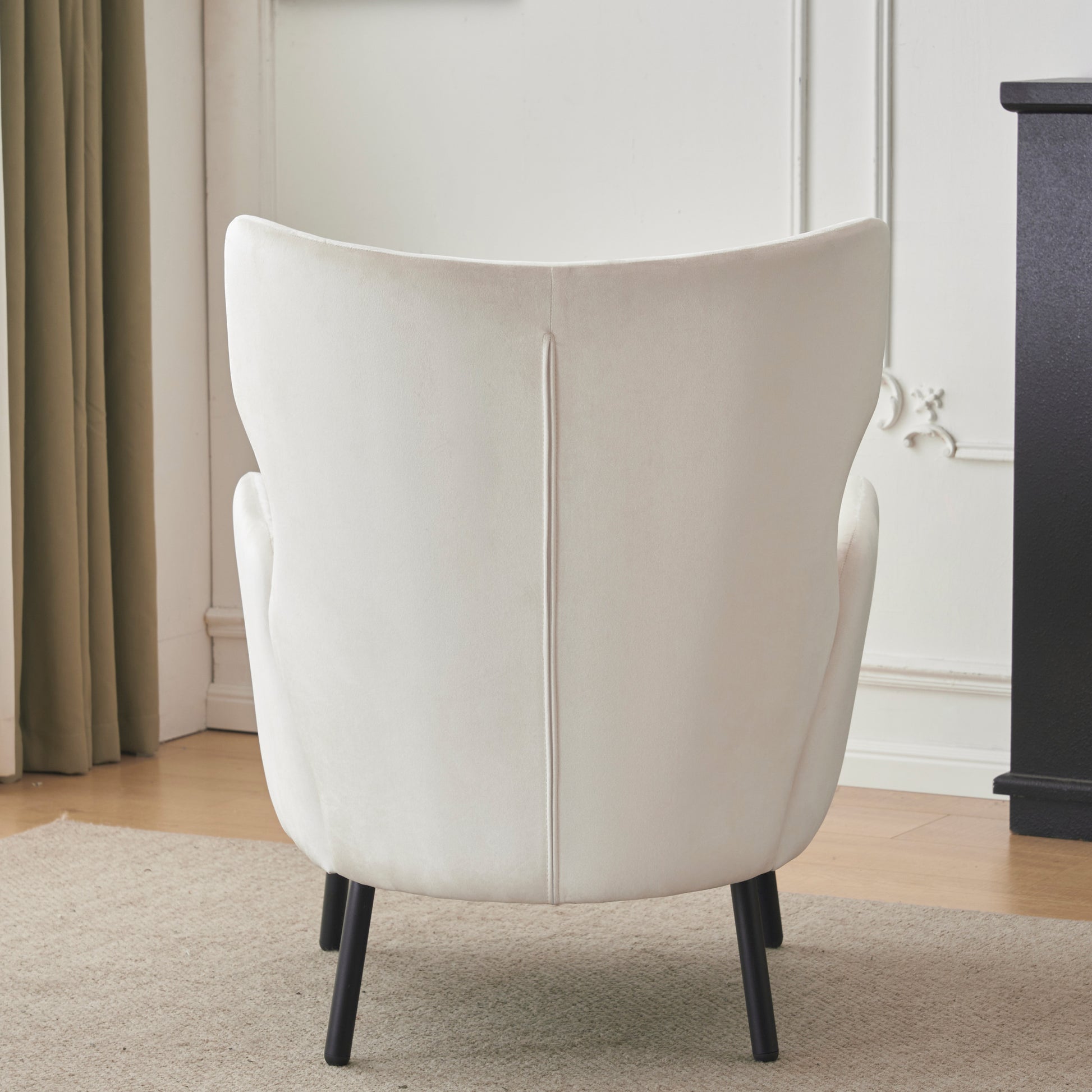 Upholstered accent chair in offwhite velvet with dark tapered legs