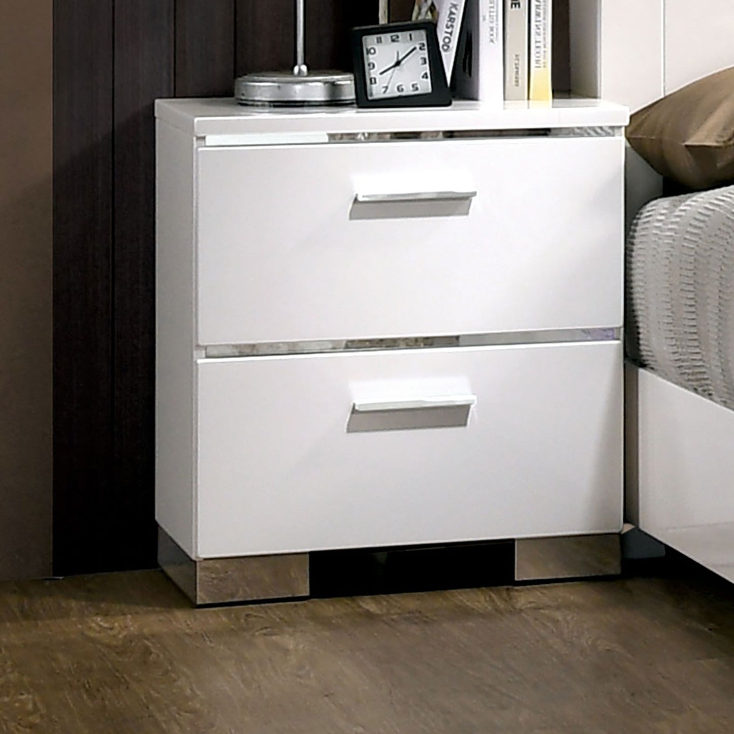 TREATLIFE HOME Contemporary White Nightstand with High Gloss Lacquer Coating and Chrome Accents, Features USB Charger, Modern Bedroom Furniture