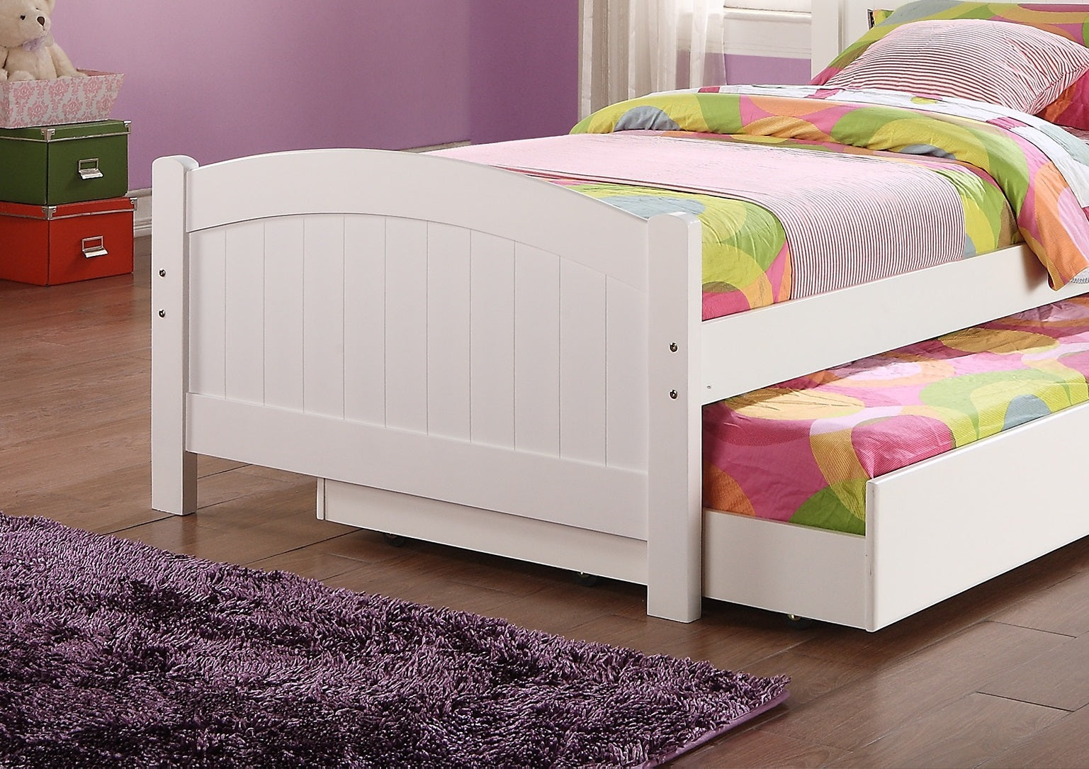 White wooden twin daybed with a pullout trundle bed for guest sleeping