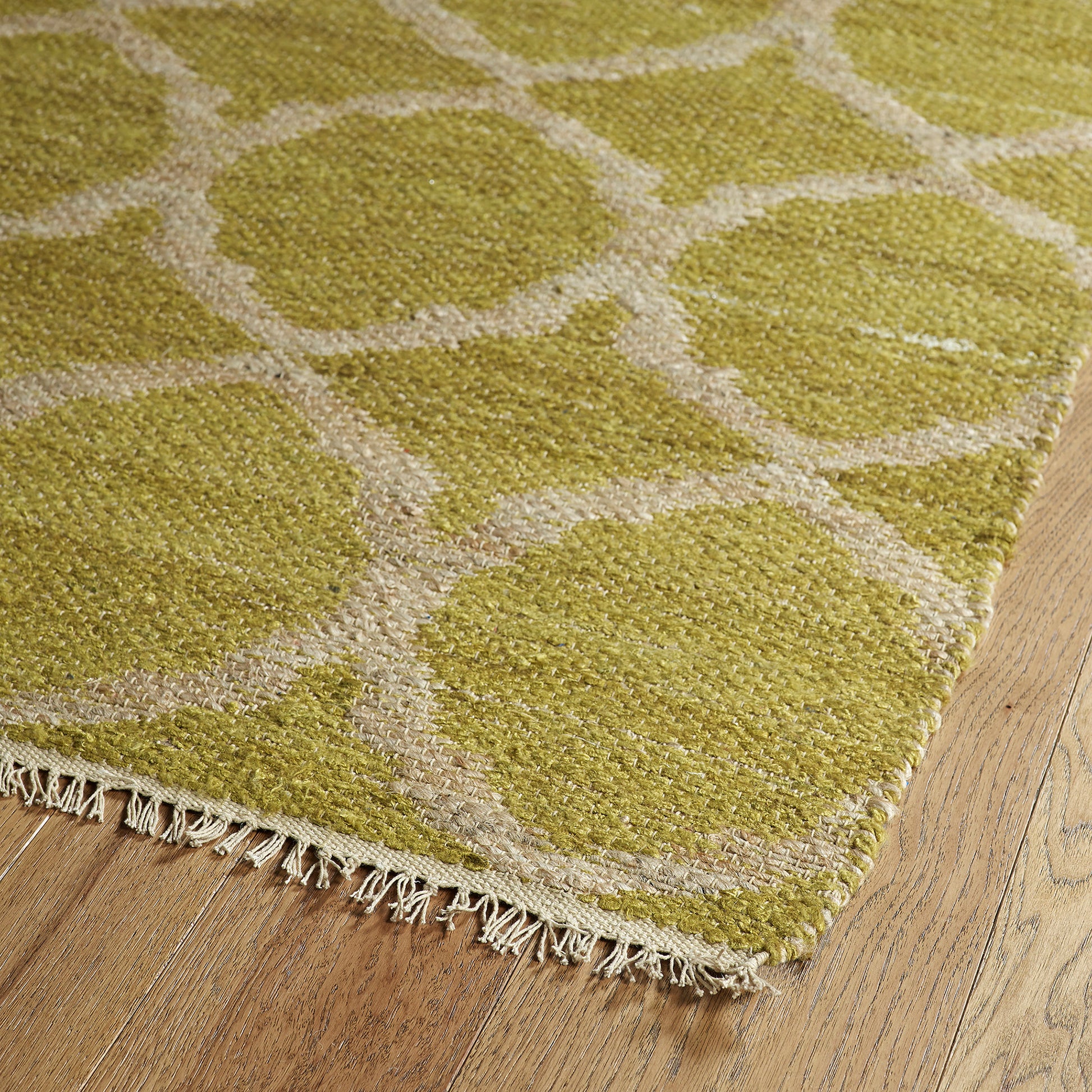 Chartreuse green jute rug with a cream geometric circle pattern