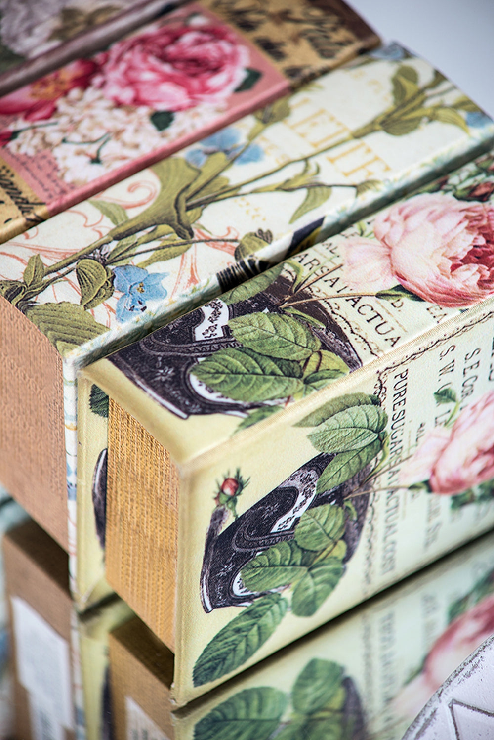 Set of decorative boxes with vintage floral print and rose designs