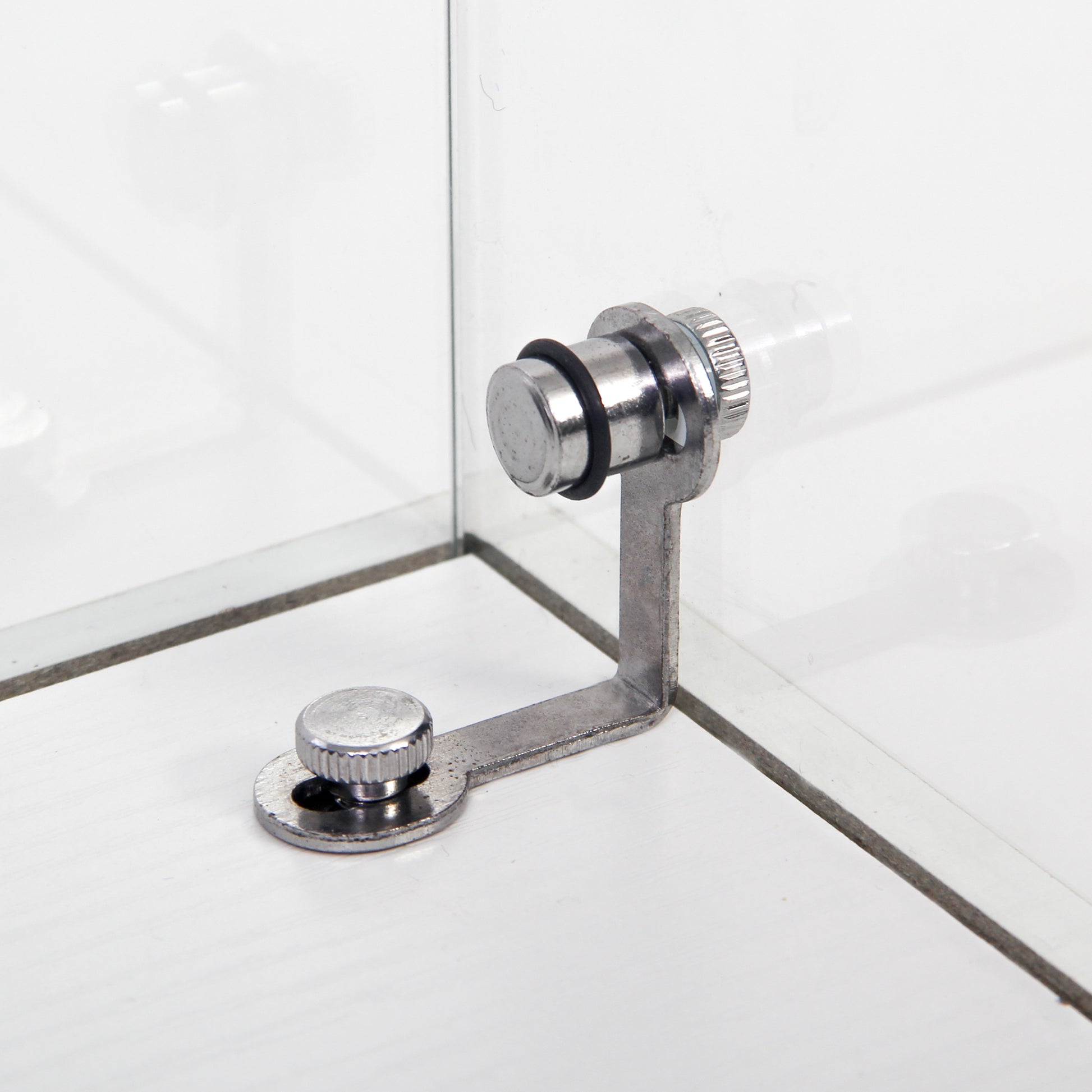 Lshaped metal bracket with screw for glass panels