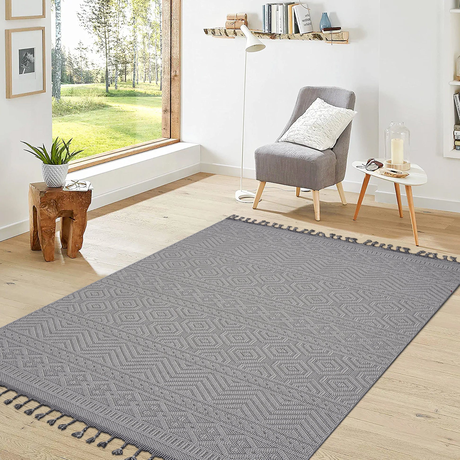 Grey diamond pattern area rug with tassels for living room decor
